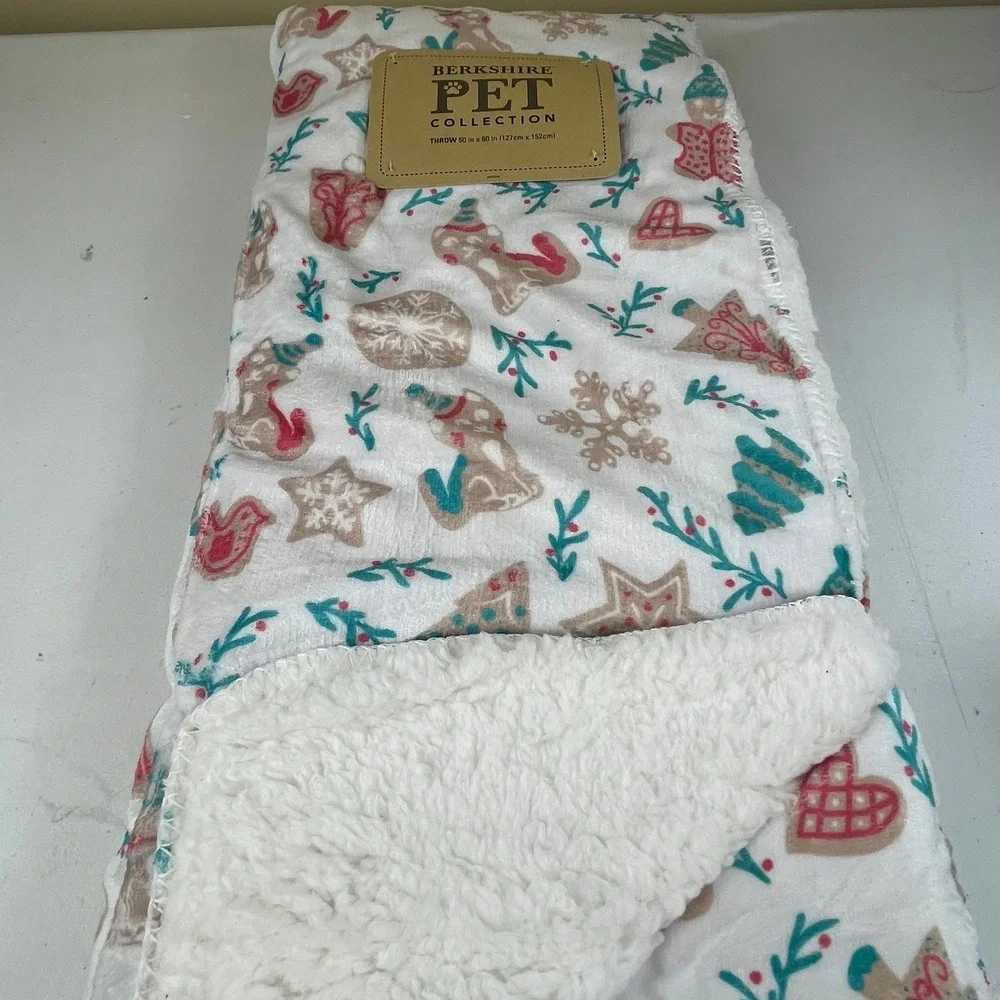Berkshire Pet Christmas Holiday Cat Dog Gingerbread Throw Blanket Sherpa Backed